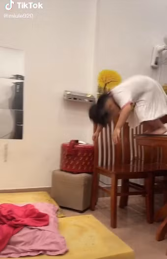 Dưới phần bình luận, các mẹ bỉm không khỏi bất ngờ trước hành động không khác gì con trai của cô bé, thậm chí người mẹ còn chia sẻ đoạn clip với dòng trạng thái hài hước "Con gái nhà cháu thế này đây các bác". Ảnh: Cắt ra từ clip