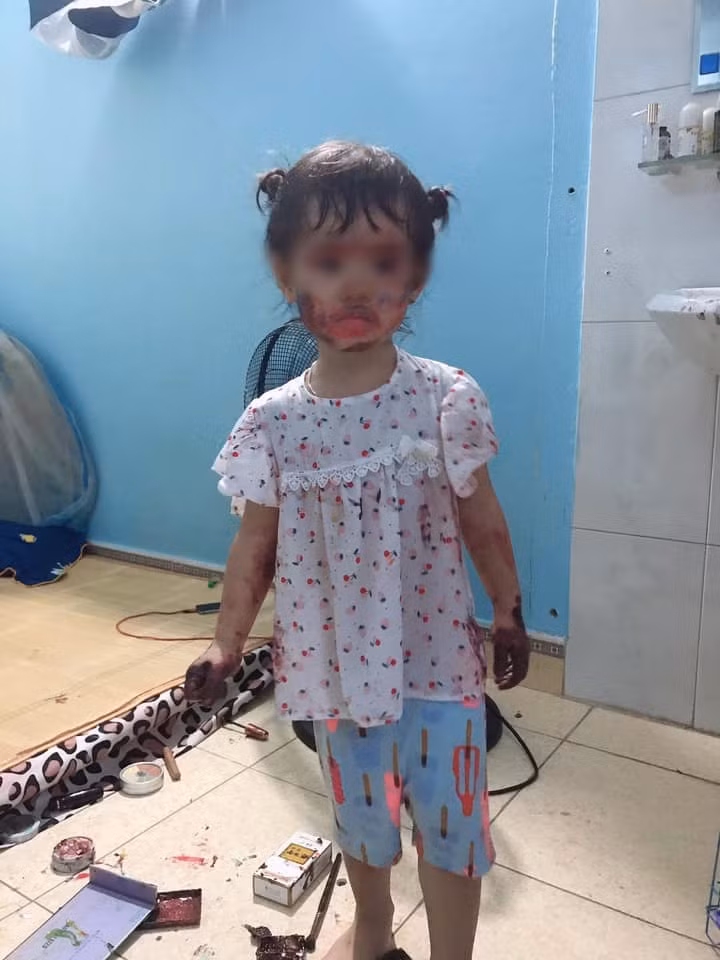 Dù câu chuyện đẻ con gái nghịch ngợm không còn mới trên mạng xã hội nhưng mỗi khi hình ảnh những "cô chiêu" quái đản lại khiến netizen bàn tán xôn xao.