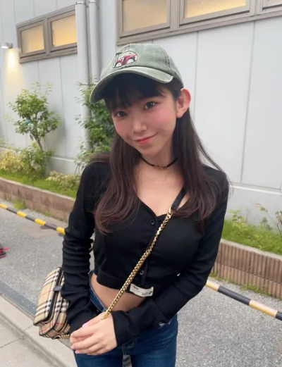 Chỉ cần thay đổi một chút, cô chẳng ngần ngại thể hiện nét đẹp gợi cảm trong trang phục bikini nóng bỏng.