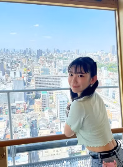 Nhiều người cho rằng, hình thể của cô gái này trái ngược hoàn toàn với gương mặt trẻ thơ.