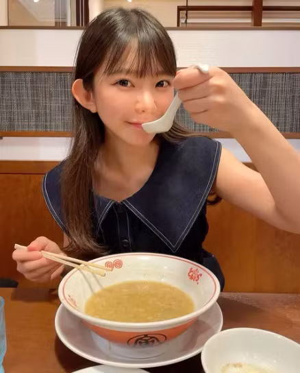 Dù không sở hữu đôi chân dài miên man hay chiều cao ổn nhưng ngược lại, hot girl Nhật Bản có vòng 1 gợi cảm cùng thân hình cân đối, quyến rũ.