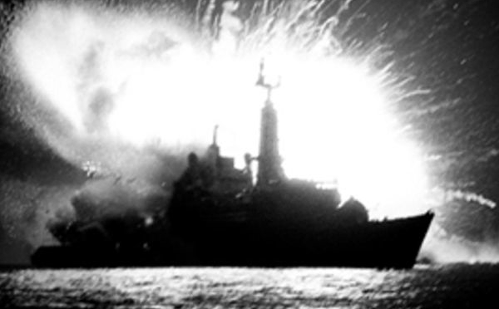 Sau đó, con tàu S.S. Ourang Medan nổ tung, bốc cháy dữ dội rồi chìm rất nhanh xuống đát biển.