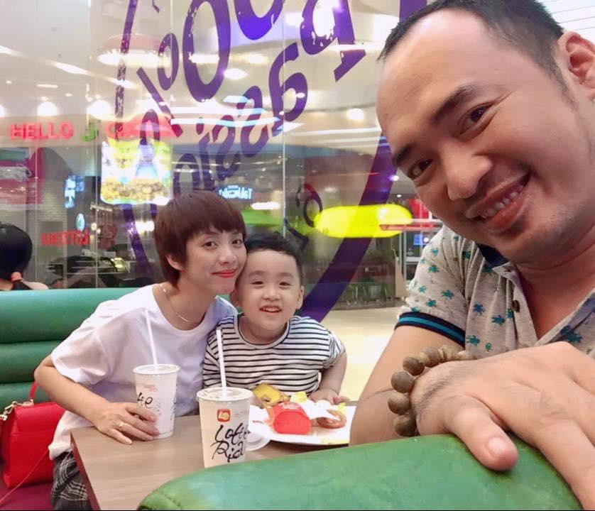 Tiến Luật trải lòng: "Tôi thương 2 bạn này nhất. Một bạn cho tôi mong muốn thành công, thành trụ cột cho bạn ấy dựa vào, bờ vai cho bạn tin tưởng, nương tựa. Sóng gió ngoài kia, có thân tôi che phụ bạn. Còn một thằng nhỏ cho tôi biết cách yêu thương vô điều kiện, chứng minh cho tôi biết hồi nhỏ tôi lì ra sao, lớn lên có đứa lì hơn nữa, vừa lòng tôi lắm. Nhưng không sao, mẹ mày tao còn nhịn được huống gì. Hôm nay ngày đẹp 22/02/2022, cho tôi tâm tình sến sẩm một chút. Văn phong lủng củng nhưng lòng tôi to đùng đùng".