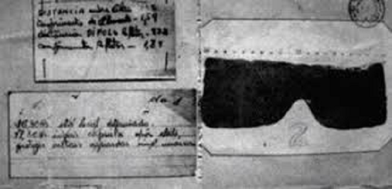 Vụ án càng bí ẩn hơn khi cảnh sát tìm được một tời giấy trong túi áo nạn nhân có nội dung: “16h30 tại địa điểm đã nhất trí, 18h30 uống viên nang, sau khi có tác dụng bảo vệ kim loại thì đợi tín hiệu mặt nạ”.