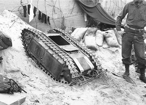 Một dự án vũ khí thất bại của Đức quốc xã là xe tăng con bọ hung Goliath. Các kỹ sư làm việc cho phát xít Đức chế tạo mẫu xe tăng này có khả năng điều khiển bom từ xa. Theo thiết kế, nó có thể mang theo vật liệu nổ nặng tới 100 kg và di chuyển với tốc độ 6 dặm/giờ.