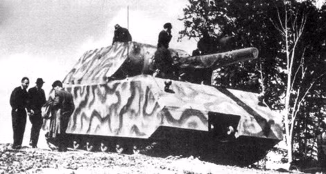 Dự án chế tạo xe tăng siêu nặng Panzer WIII Maus của Đức quốc xã ngốn khoản tiền lớn nhưng không mang lại hiệu quả như mong đợi. Vũ khí này được các kỹ sư chế tạo và đưa ra chiến trường vào cuối năm 1944.
