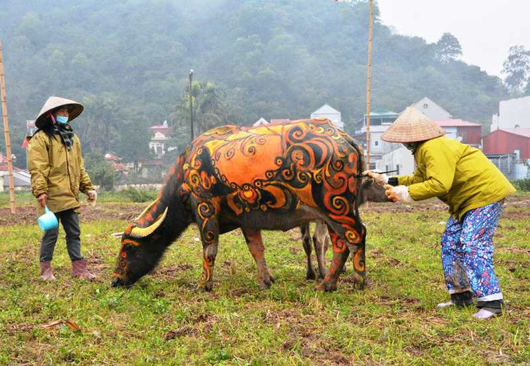 Trau hoa ho cho ngay le Tich dien nam Dan
