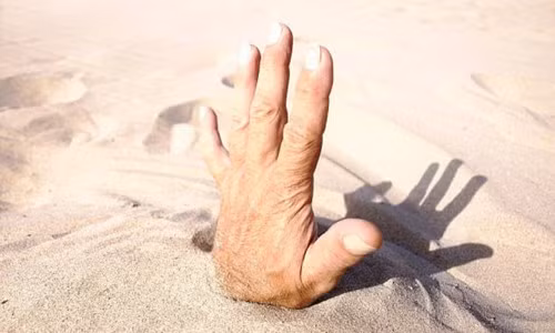 Một nguyên nhân khác khiến trộm mộ mất mạng trong lúc gây án có thể là do rơi vào cạm bẫy. Những cạm bẫy này được thiết kế để bảo vệ thi hài người quá cố cùng các đồ tùy táng giá trị khỏi sự dòm ngó của mộ tặc.