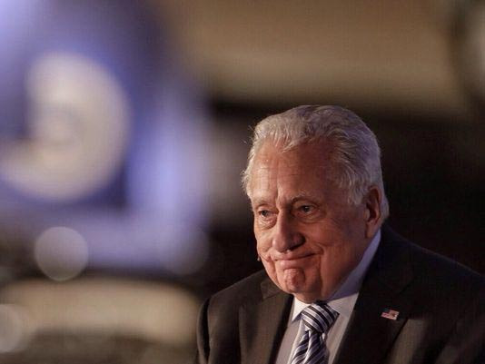 Câu chuyện bảo vệ Tổng thống Kennedy của ông Clint Hill trở thành huyền thoại. Nhiều người tò mò về tiểu sử của mật vụ không chút do dự khi làm một lá chắn cho vợ chồng Tổng thống Kennedy.