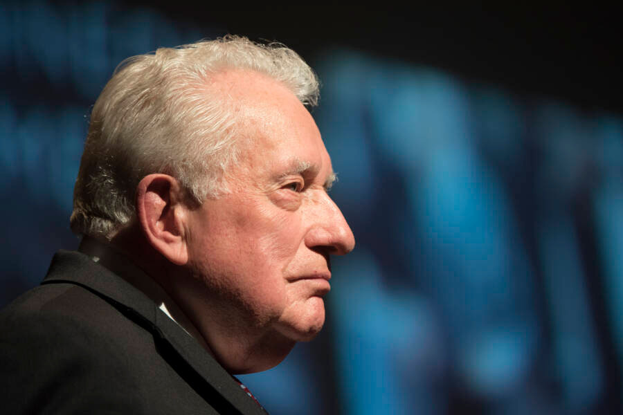 Theo các hồ sơ, ông Clint Hill được một cặp vợ chồng tại Bắc Dakota nhận nuôi sau khi chào đời. Ông phục vụ trong đơn vị tình báo quân đội sau khi tốt nghiệp đại học.