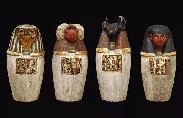 Bốn lọ canopic tượng trưng cho 4 người con trai của thần Horus là: Imset, Duamutef, Hapi và Qebehsenuef. Đây là vị thần cai quản bầu trời được khắc họa với hình dáng mình người đầu chim ưng. Horus là con trai của thần Osiris và nữ thần Iris.