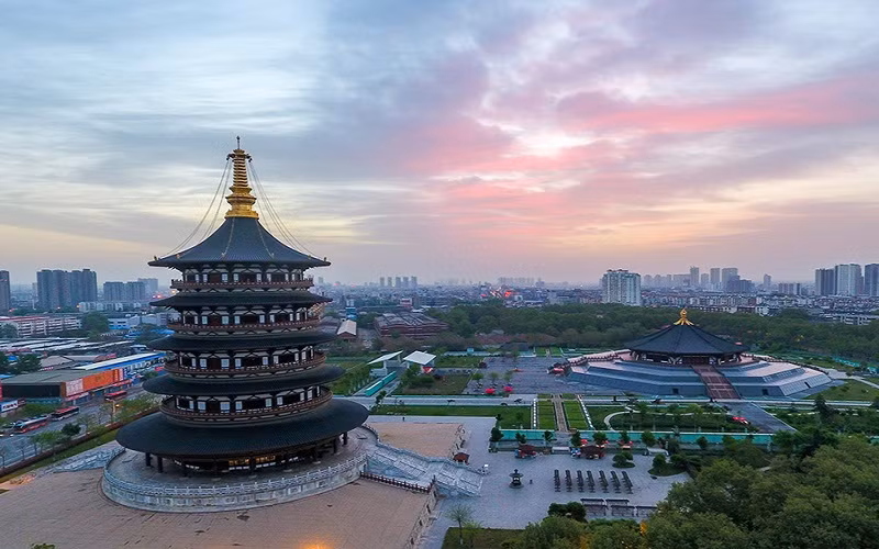 Kinh đô Lạc Dương và Trường An là nơi chứng kiến sự hưng vong của nhiều triều đại. Hai địa điểm này được chọn làm kinh đô của nhiều triều đại được các chuyên gia phong thủy cho rằng liên quan đến yếu tố long mạch.