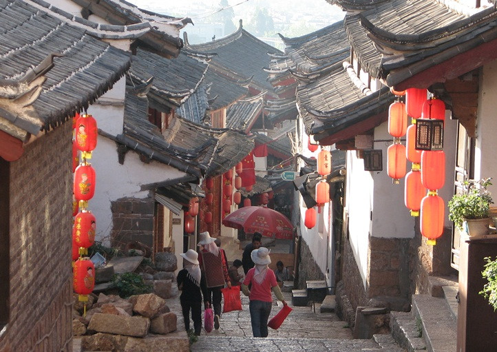 Tại Lạc Dương, phía bắc có Mang Sơn làm bình phong, phía nam có Y Khuyết sừng sững, phía tây có Tần Lĩnh, phía đông có Tung Nhạc. Tứ phía quan ải trùng trùng, đông là Hổ Lao quan, tây có Hàm Cốc quan, nam là Hoàn Viên quan, bắc có Mạnh Tân Cổ Độ ( Mạnh Tân quan).