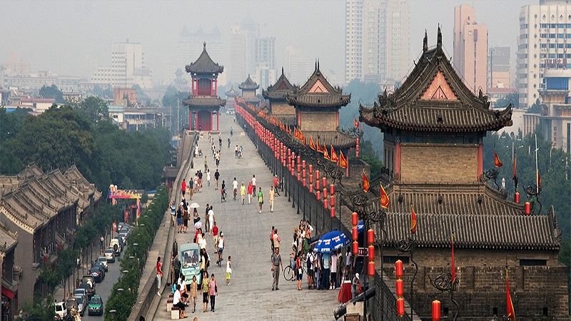 Cụ thể, Lạc Dương là kinh đô của 13 triều đại trong hơn 1.500 năm. Những triều đại nổi tiếng từng đóng đô ở Lạc Dương gồm: Đông Chu, Đông Hán, Ngụy, Tây Tấn, Bắc Ngụy, Tùy, Đường…