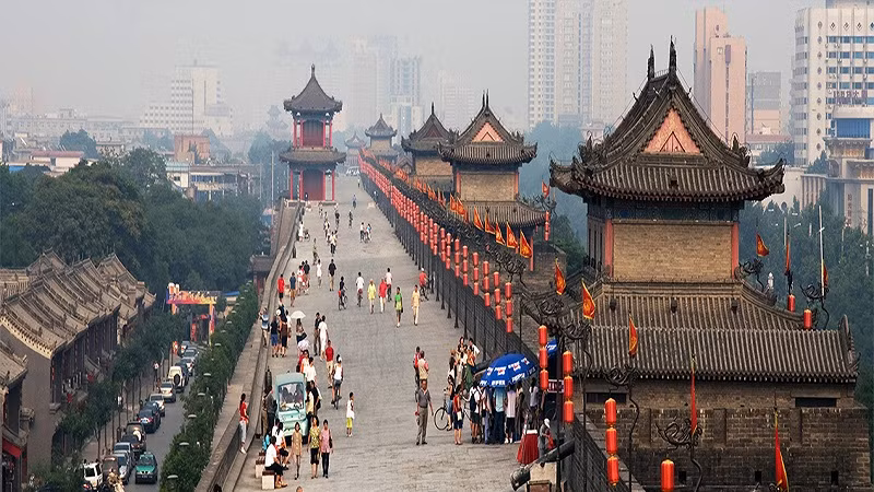 Cụ thể, Lạc Dương là kinh đô của 13 triều đại trong hơn 1.500 năm. Những triều đại nổi tiếng từng đóng đô ở Lạc Dương gồm: Đông Chu, Đông Hán, Ngụy, Tây Tấn, Bắc Ngụy, Tùy, Đường…