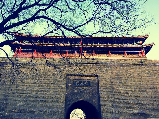 Mưu sĩ nổi tiếng thời Hán là Trương Lương từng kiến nghị Lưu Bang đóng đô Trường An vì nơi này 3 mặt giáp núi, tám trăm dặm Tần Xuyên, dễ thủ khó công, thật là nơi đất quý phong thủy của triều đại muôn đời.