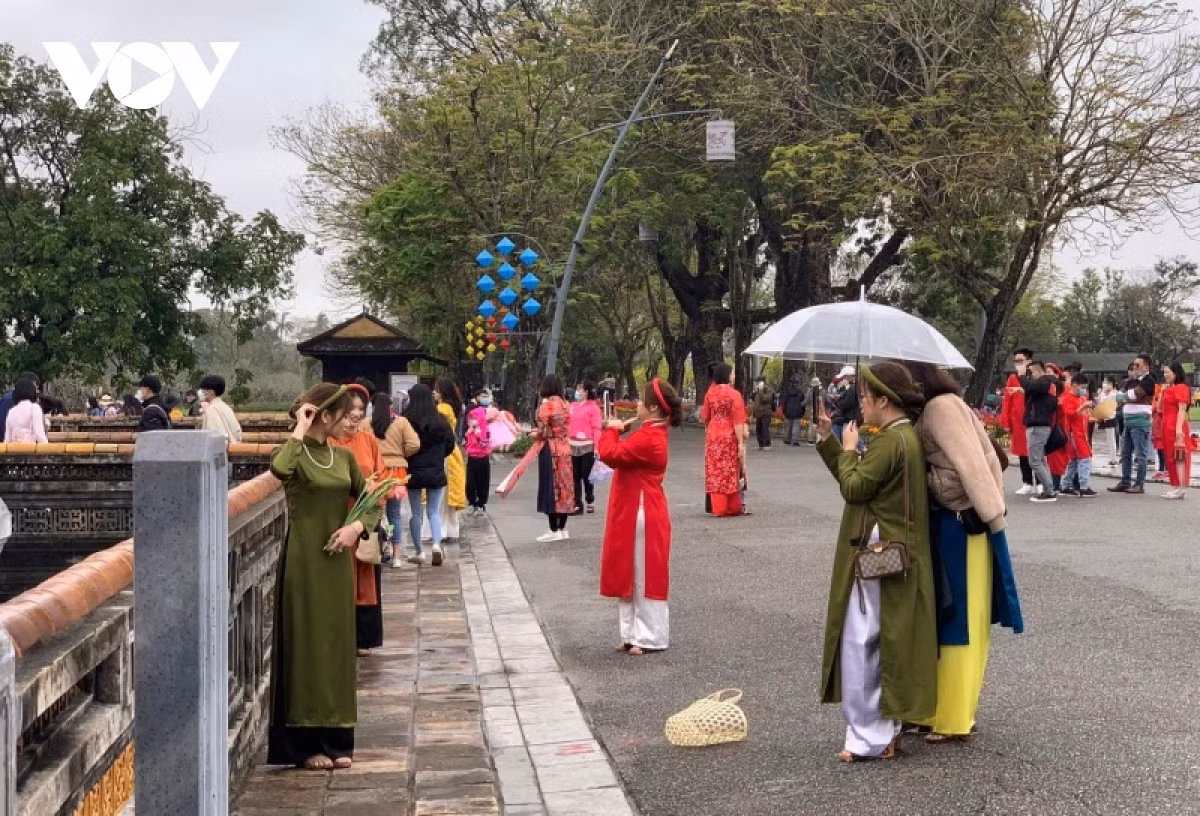Nguoi dan, du khach chon Hue, Hoi An du xuan dau nam-Hinh-3