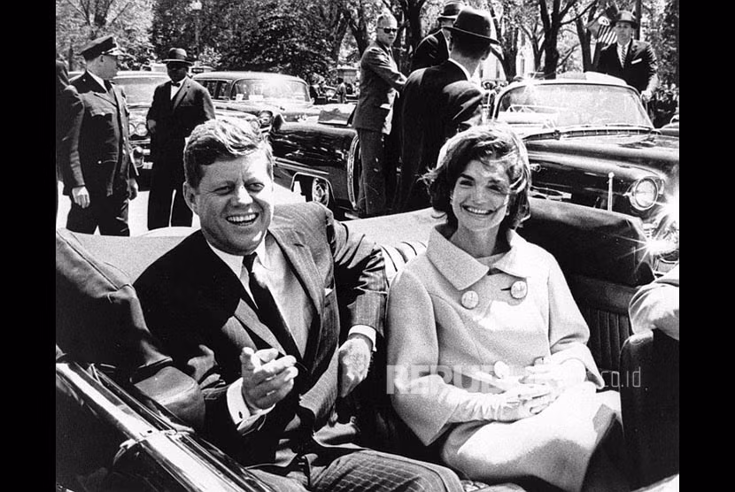 Sau khi qua đời, thi hài Tổng thống Kennedy được đưa tới Washington và đặt trong Phòng Đông của Nhà Trắng trong 24 giờ.