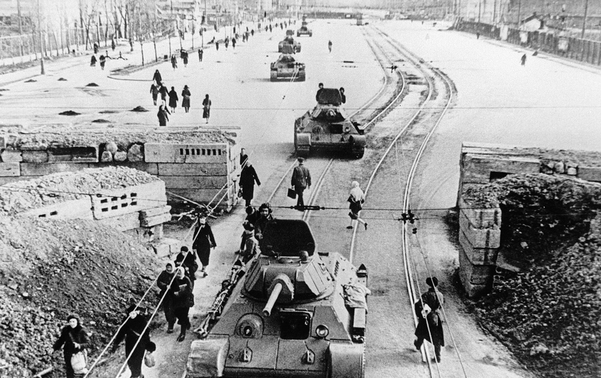 Hai biệt đội thuyền trượt băng của Liên Xô được thành lập tại câu lạc bộ du thuyền “Trud” năm 1941. Thành viên gồm những vận động viên dày dặn kinh nghiệm điều khiển thuyền trượt băng và các xạ thủ.