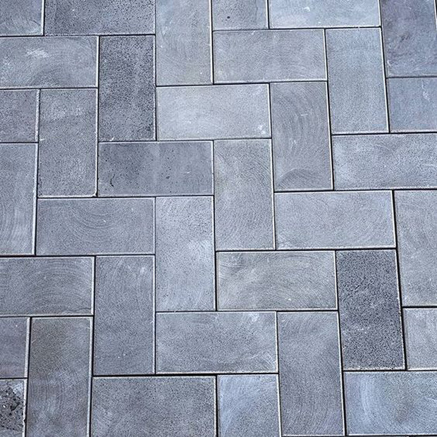 Bề mặt sân của Tử Cấm Thành được lát bằng gạch đá xanh. Loại đá này giúp mặt sân dễ thấm nước mưa hơn bề mặt sân lát bằng bê tông. Bên dưới lớp gạch đá xanh là tầng đất rất dày có thể hút được một lượng nước lớn. Nhờ những yếu tố trên, Tử Cấm Thành luôn khô ráo sau những trận mưa lớn.