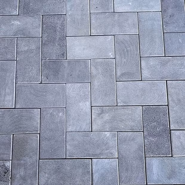 Bề mặt sân của Tử Cấm Thành được lát bằng gạch đá xanh. Loại đá này giúp mặt sân dễ thấm nước mưa hơn bề mặt sân lát bằng bê tông. Bên dưới lớp gạch đá xanh là tầng đất rất dày có thể hút được một lượng nước lớn. Nhờ những yếu tố trên, Tử Cấm Thành luôn khô ráo sau những trận mưa lớn.