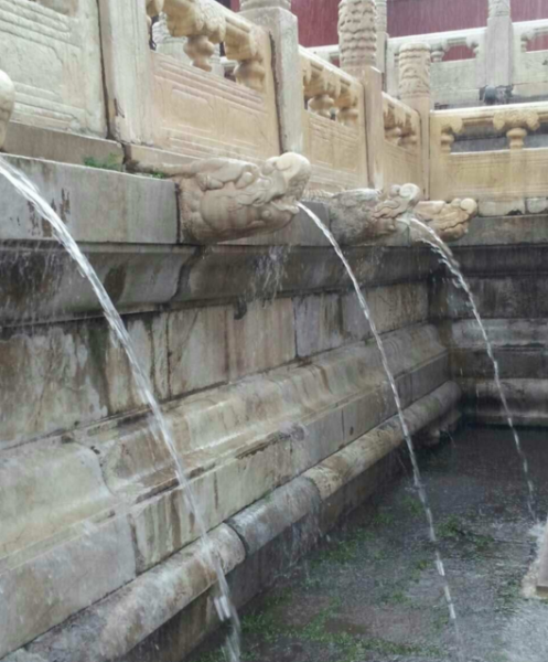 Đặc biệt, Tử Cấm Thành có hệ thống xử lý nước phức tạp giúp nước luôn được thoát nhanh, tránh tình trạng ngập lụt.