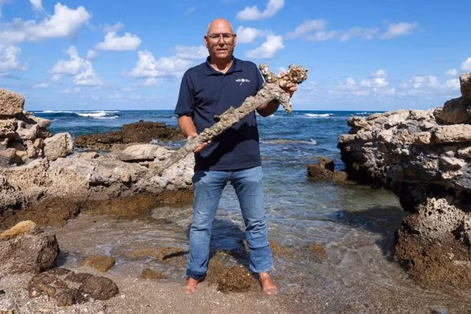 Đại dương ẩn chứa nhiều bí mật khiến nhân loại tò mò. Do đó, nhiều nhà khoa học, thợ lặn đã thực hiện các chuyên khám phá biển sâu. Trong số này, thợ lặn nghiệp dư Shlomi Katzin gây chú ý khi tìm thấy một báu vật 900 tuổi ẩn mình dưới đáy biển.