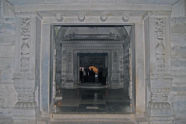 Vào ngày 11/3/1821, quan tài chứa thi hài hoàng đế Gia Khánh di quan tới Xương Lăng. Đến ngày 23/3, lễ đại tang của hoàng đế nhà Thanh mới được tổ chức long trọng. Lúc này, ông được mai táng trong lăng mộ.