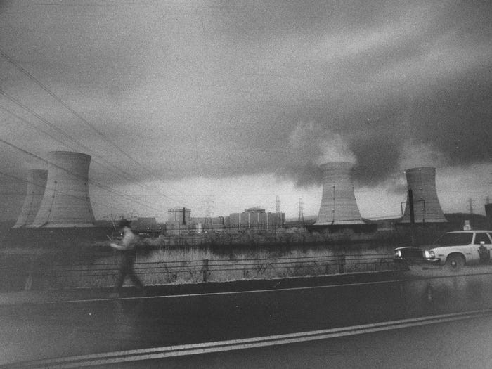 Cụ thể, vào lúc 4h sáng ngày 28/3/1979, hệ thống bơm nước làm mát một lò phản ứng tại nhà máy điện hạt nhân Three Mile Island đột ngột ngừng hoạt động. Do thiếu nước làm mát khiến nhiệt độ bên trong lò phản ứng tăng cao. Trong khi đó, một van áp lực của lò phản ứng không biết vì lý do gì đã không hoạt động theo chế độ đóng, mở tự động.