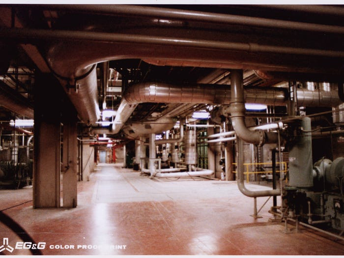 Vào 8h15, nhà máy điện hạt nhân Three Mile Island phát lệnh báo động về sự cố. Mặc dù nhanh chóng xử lý sự cố nhưng khí xenon từ khí bị nhiễm phóng xạ thoát ra từ lò phản ứng vẫn tiếp tục lan ra môi trường. Đến buổi chiều cùng ngày, sự cố được khắc phục.