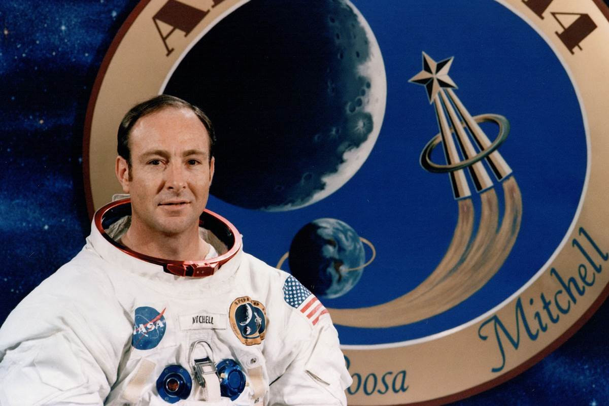 Edgar Mitchell là cựu phi hành gia Mỹ từng làm việc cho Cơ quan hàng không vũ trụ Mỹ (NASA). Ông từng làm nhiệm vụ trên tàu Apollo 14 với sứ mệnh thám hiểm Mặt trăng. Ông gây xôn xao dư luận khi tuyên bố UFO rơi ở Roswell vào năm 1947 là thật.