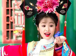 Nguyên mẫu của Hạ Tử Vy - Hòa Thạc Hòa Gia được vua cha yêu thương, chiều chuộng và được gọi là Tứ cách cách. Khi đến tuổi kết hôn, nàng được vua Càn Long sắp xếp hôn sự với Phúc Long An - con trai của Đại học sĩ Phó Hằng.