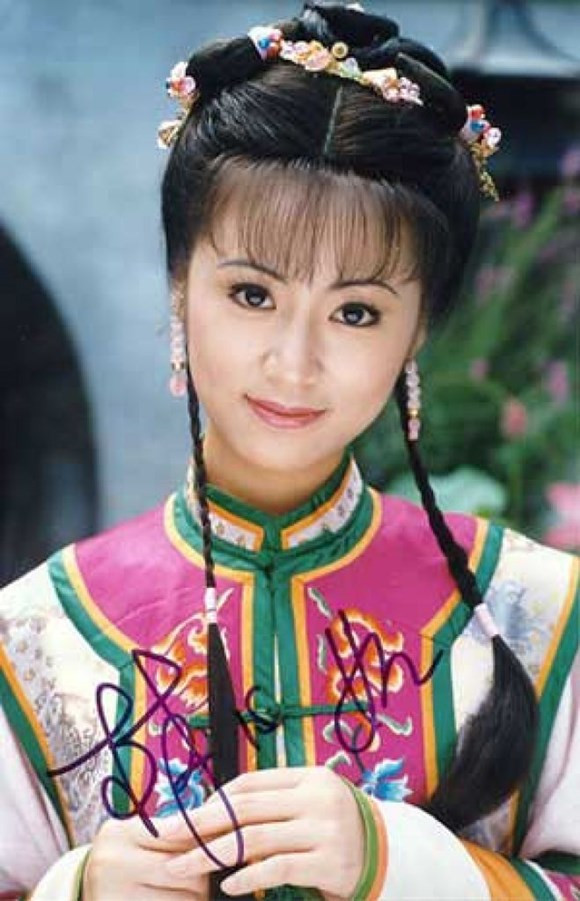 Theo sử sách, công chúa Hòa Thạc Hòa Gia là con gái của hoàng đế Càn Long với Thuần Huệ Hoàng quý phi. Sinh năm Càn Long thứ 10 (1745), Hòa Thạc Hòa Gia chào đời với bàn tay khép dính liền giống hình bàn tay Phật.