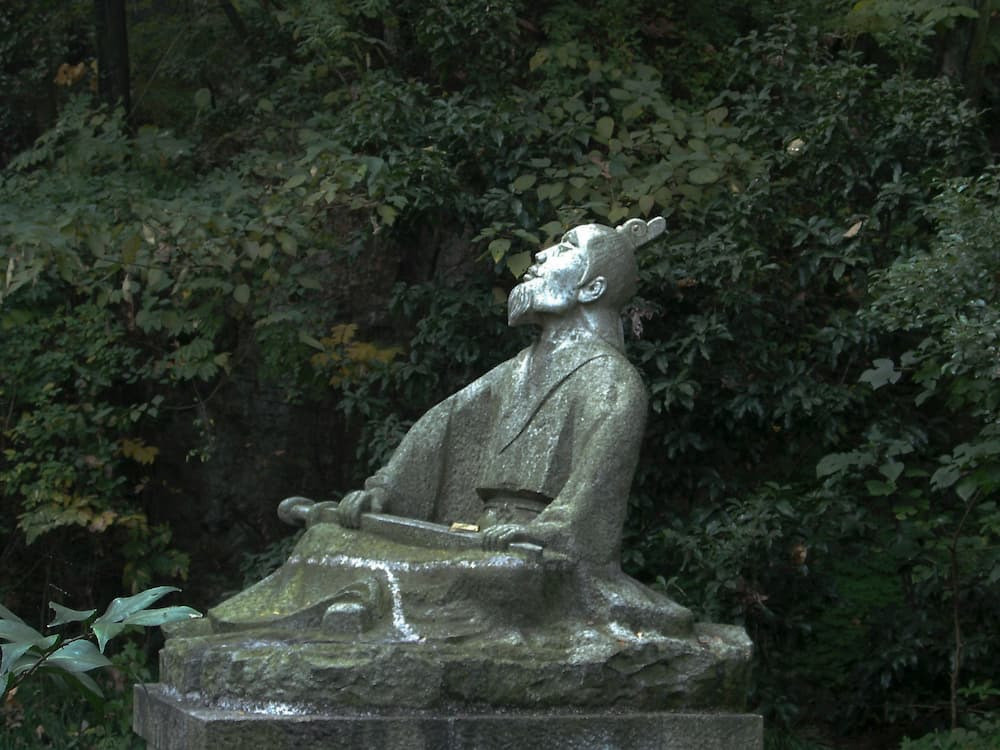 Thêm nữa, dù thất bại trong trận chiến với quân Ngô nhưng Câu Tiễn vẫn có thể thoát thân và tìm địa điểm an toàn để nuôi dưỡng thực lực, tìm cơ hội trả thù. Để không quên mối thù với Phù Sai, Câu Tiễn thường nằm ngủ trên đống củi gai. Trước mỗi bữa ăn, ông thườn nếm một ít mật đắng. Từ đó, câu nói “nằm gai nếm mật” liên quan đến Câu Tiễn ra đời.