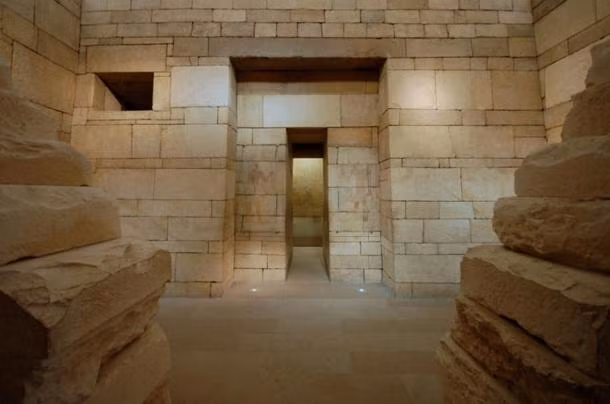 Thêm nữa, cánh cửa giả trong lăng mộ được xem là nơi kết nối giữa thế giới của người sống và thế giới của người chết.