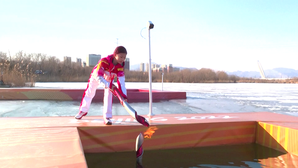 Đặc biệt, đây là lần đầu tiên trong lịch sử Olympic mà robot được sử dụng để rước đuốc dưới nước. Robot này nhận ngọn lửa từ người cầm đuốc số 254 rồi lặn xuống sông Vĩnh Định trước khi truyền lửa sang một robot khác. Sau 8 phút, robot thứ hai nâng ngọn lửa lên khỏi mặt nước và truyền cho người cầm đuốc thứ 255.