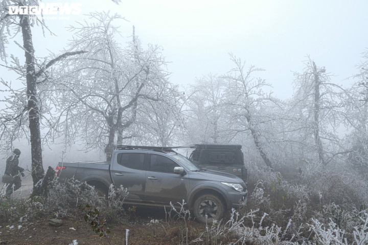 Không khí lạnh tràn xuống miền Bắc từ đêm 18/2, kết hợp với hội tụ gió trên cao gây mưa rét. Hôm nay, 25 tỉnh thành miền Bắc ghi nhận nhiệt độ dưới 10 độ C, thấp nhất là Mẫu Sơn (Lạng Sơn) -1 độ C. Dự báo từ ngày mai, mỗi ngày nhiệt độ sẽ nhích lên 2-3 độ C.