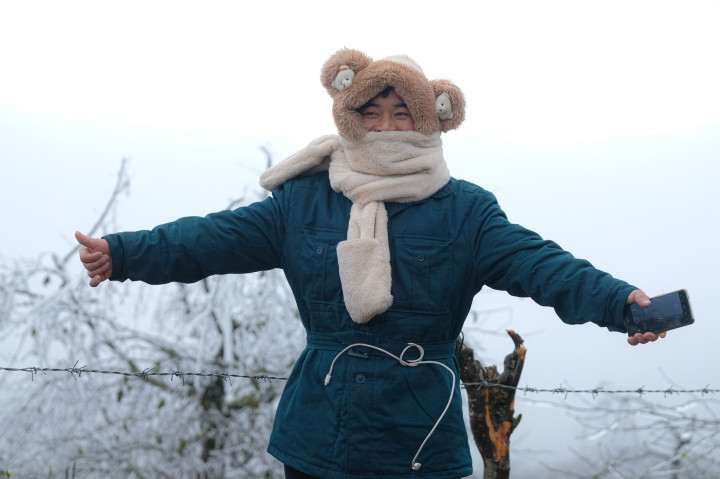 A Hờ (người dân tộc Hà Nhì) có mặt tại thôn Ngải Thầu Thượng từ sáng sớm để làm clip chia sẻ lên mạng xã hội. "Băng phủ khá dày trên những cành cây, việc đi lại khá khó khăn đối với du khách thập phương tới đây. Hiện tại, ở đây có mưa nặng hạt, mình nghĩ sẽ có tuyết vào sáng mai nếu nhiệt độ vẫn giảm như này", A Hờ nói.