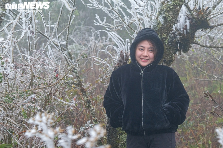 "Sau khi nghe dự báo thời tiết, chúng tôi liền di chuyển từ Hà Nội lên Lào Cai để có thể tận mắt ngắm băng tuyết. Đầu tiên cảm thấy rất lạnh nhưng thích thú khi được thấy băng giá lần đầu, cảm xúc rất khác so với ở dưới xuôi", nữ du khách cho biết.