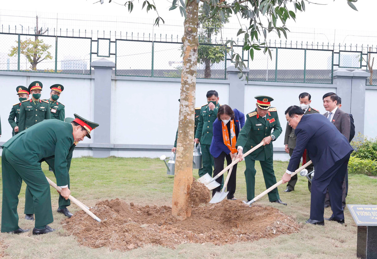 Chu tich Quoc hoi Vuong Dinh Hue tham va lam viec tai Tong cuc II-Hinh-9