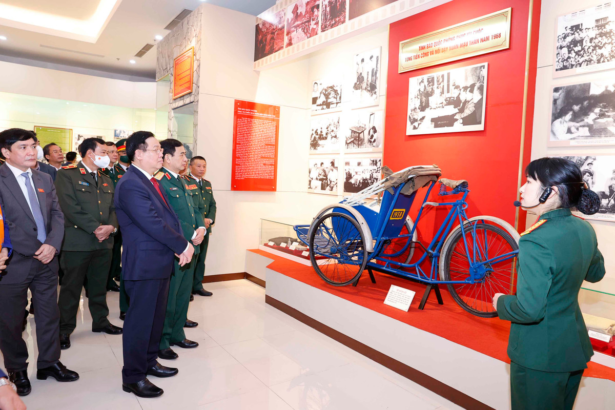 Chu tich Quoc hoi Vuong Dinh Hue tham va lam viec tai Tong cuc II-Hinh-5