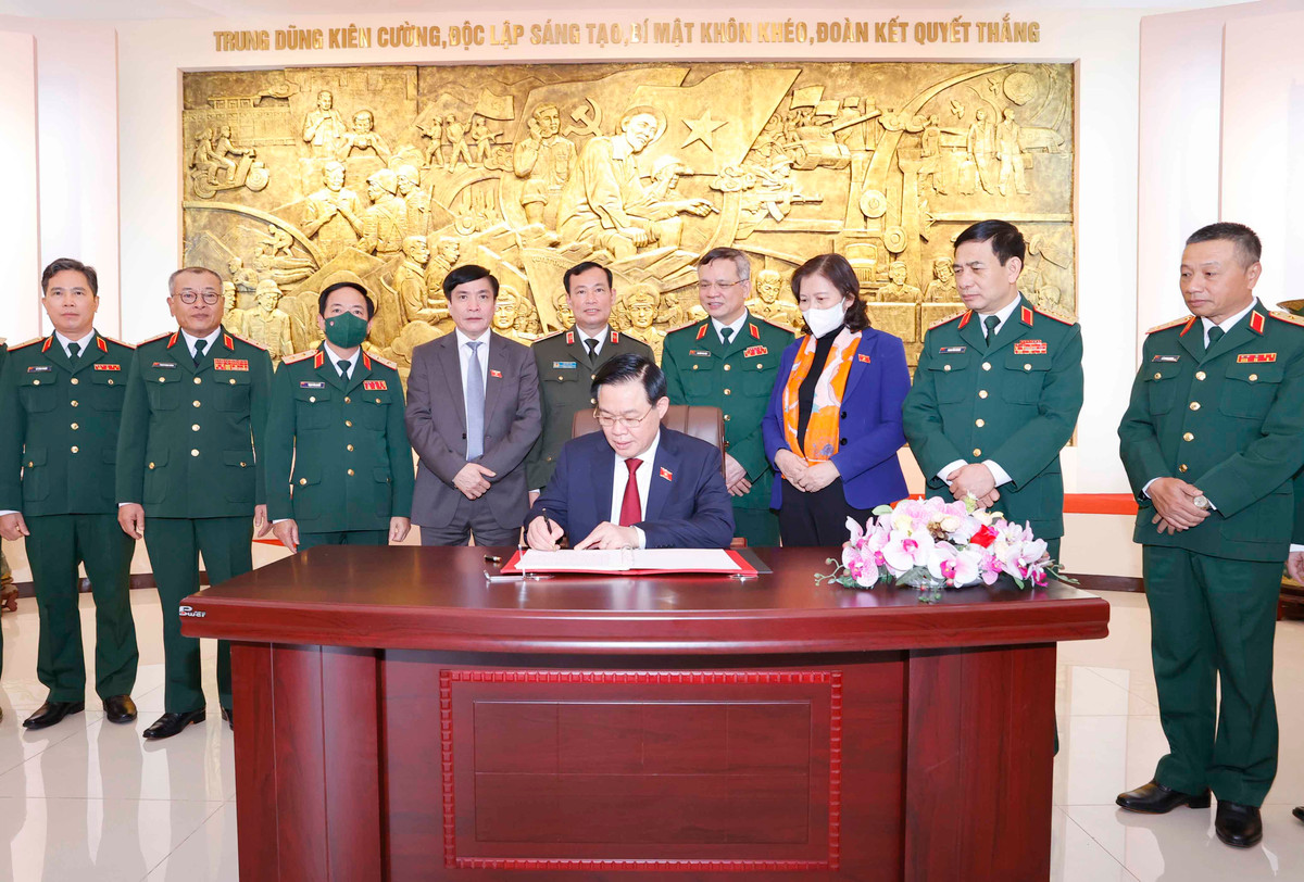 Chu tich Quoc hoi Vuong Dinh Hue tham va lam viec tai Tong cuc II-Hinh-8