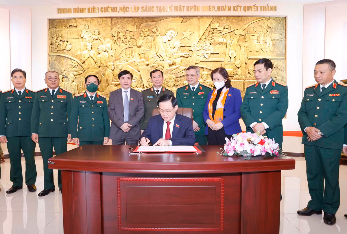 Chu tich Quoc hoi Vuong Dinh Hue tham va lam viec tai Tong cuc II-Hinh-8