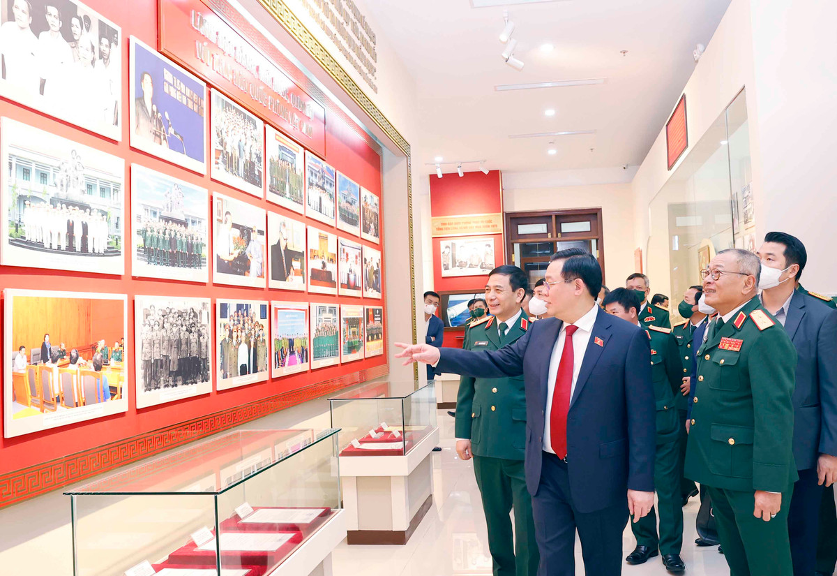 Chu tich Quoc hoi Vuong Dinh Hue tham va lam viec tai Tong cuc II-Hinh-6