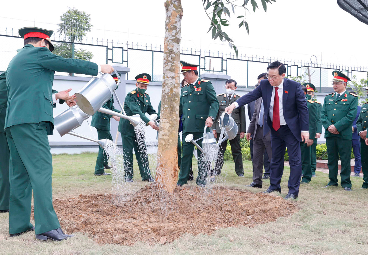 Chu tich Quoc hoi Vuong Dinh Hue tham va lam viec tai Tong cuc II-Hinh-10