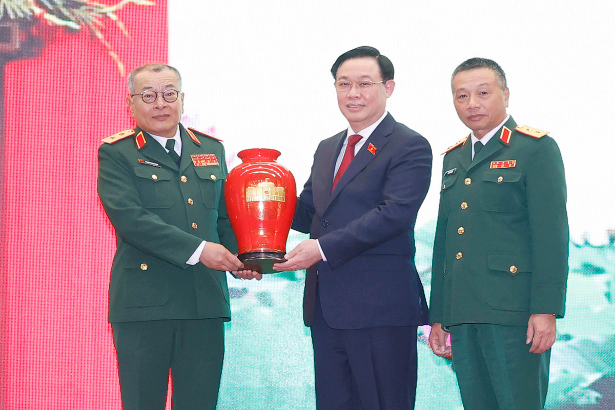 Chu tich Quoc hoi Vuong Dinh Hue tham va lam viec tai Tong cuc II-Hinh-3