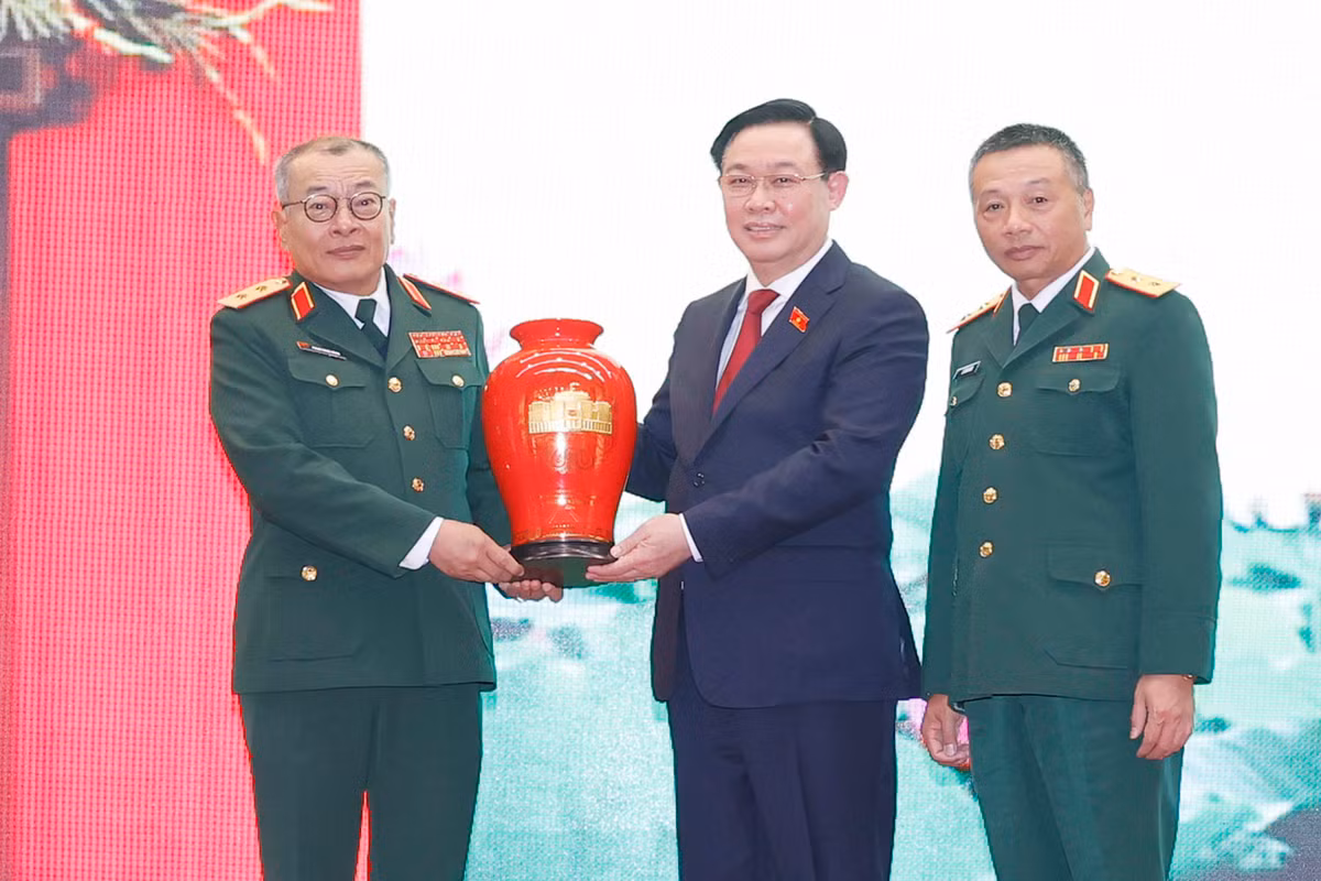 Chu tich Quoc hoi Vuong Dinh Hue tham va lam viec tai Tong cuc II-Hinh-3