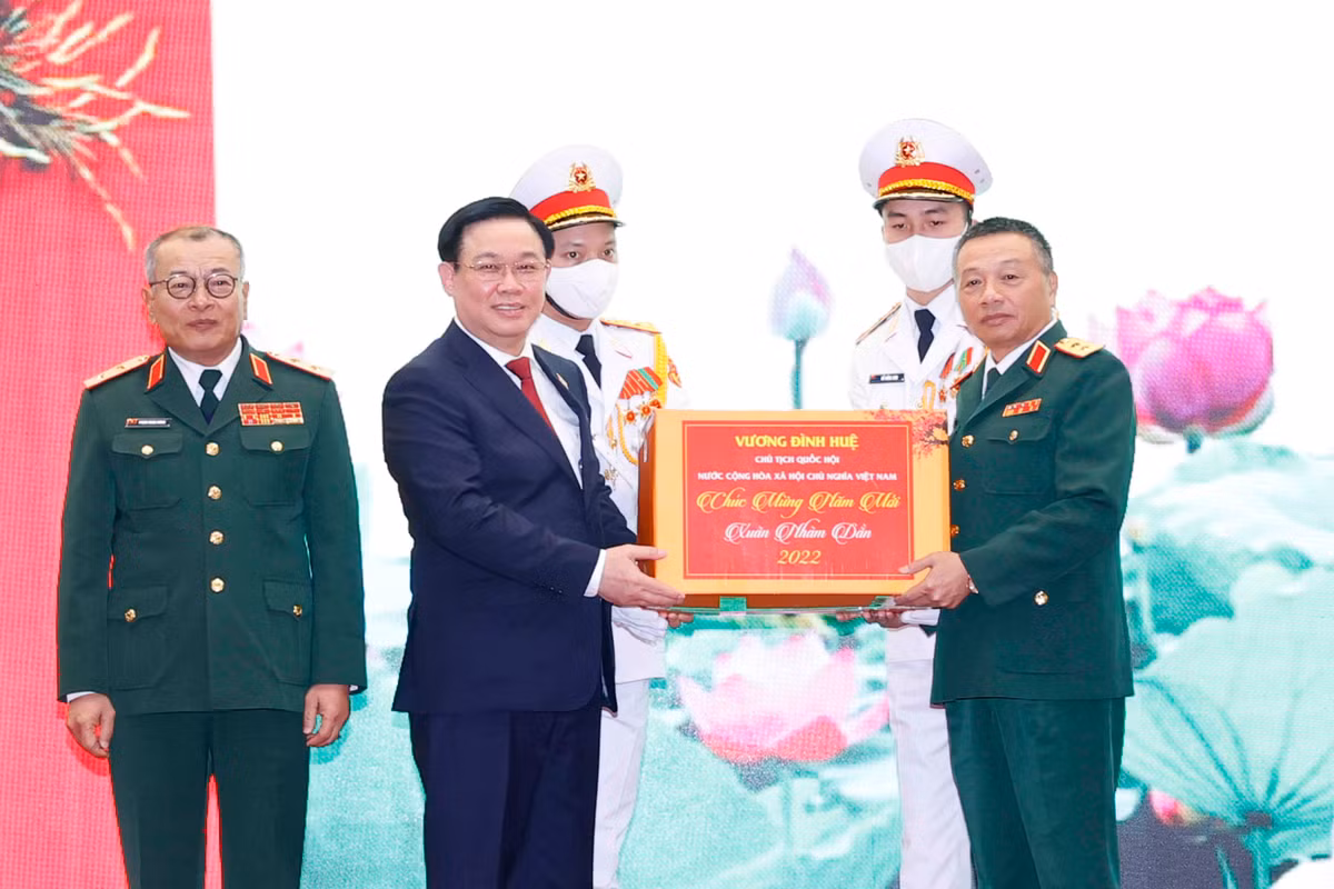 Chu tich Quoc hoi Vuong Dinh Hue tham va lam viec tai Tong cuc II-Hinh-4