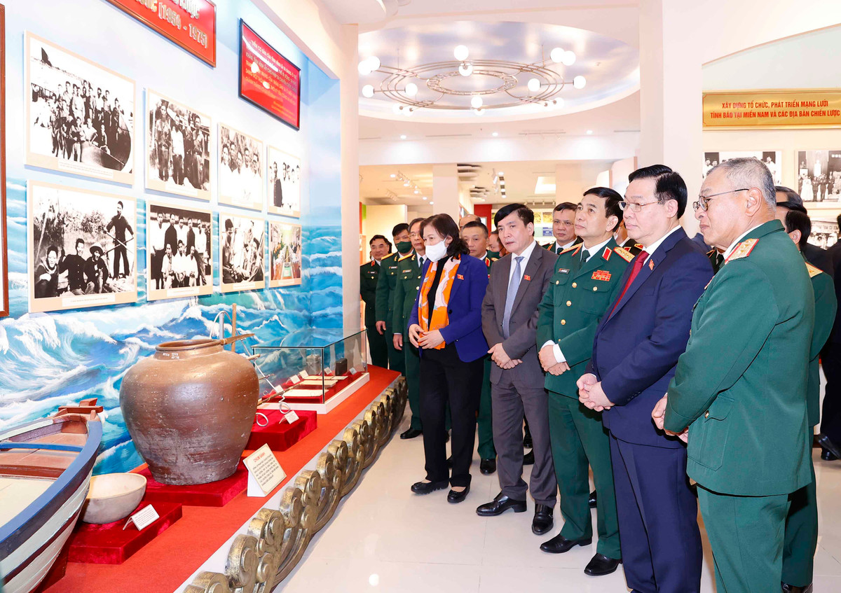 Chu tich Quoc hoi Vuong Dinh Hue tham va lam viec tai Tong cuc II-Hinh-7