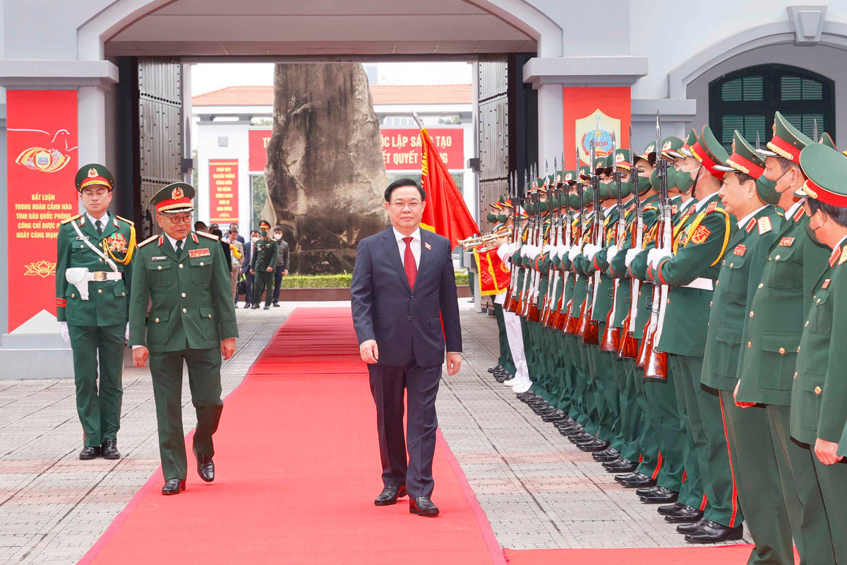 Chu tich Quoc hoi Vuong Dinh Hue tham va lam viec tai Tong cuc II